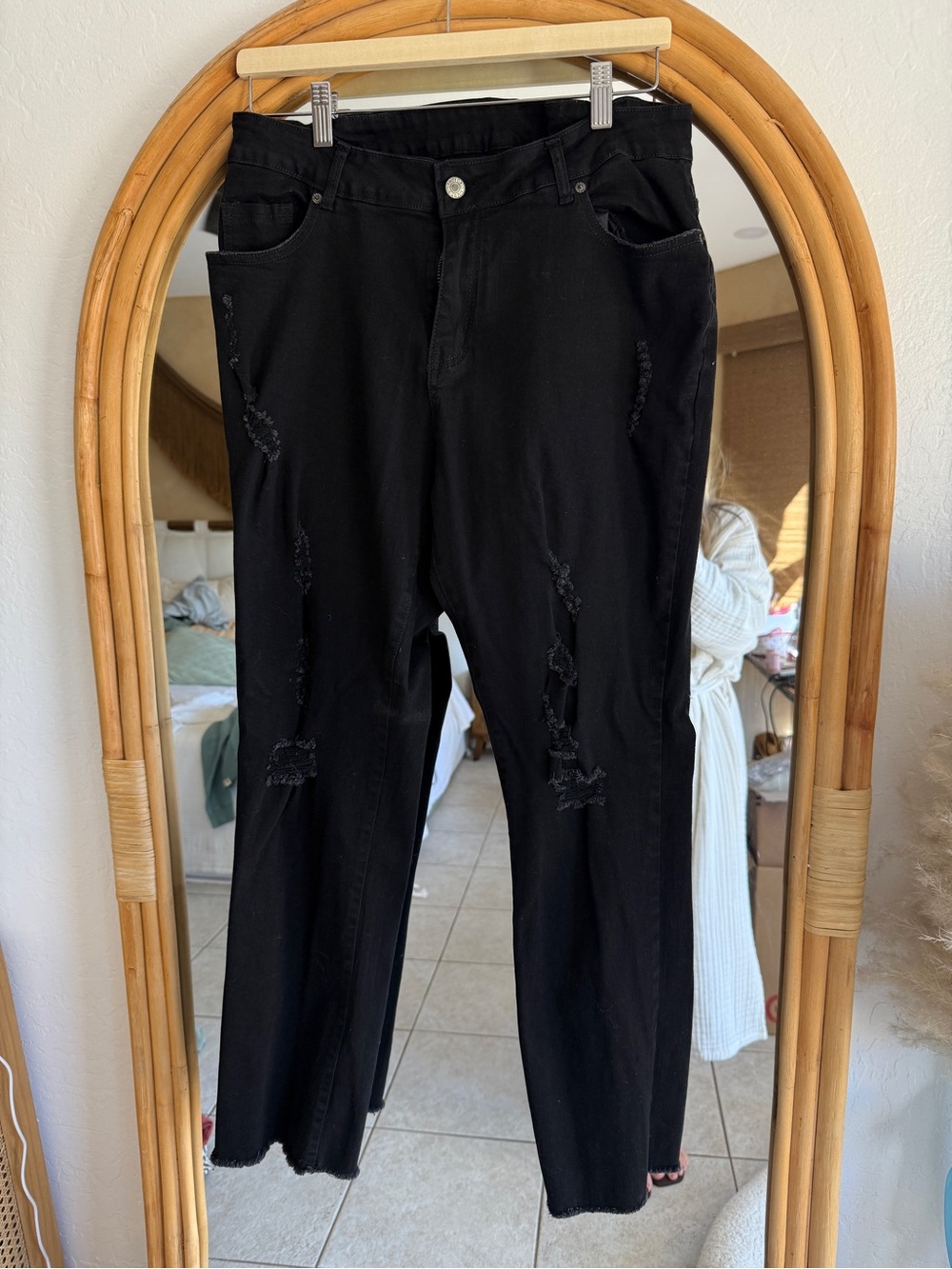 Women’s Black Straight-Leg Distressed Jeans